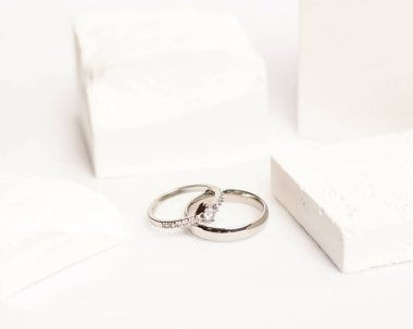 Sosyal medya gösterisi için elmas mücevher yüzüğü. Alyans beyaz taşın üzerinde fotoğraflandı. Mücevher taşlı nişan yüzüğü. Alyanslar parlak beyaz bir arkaplanda izole edilmiş, bulanık odaklı. Altın yüzük..