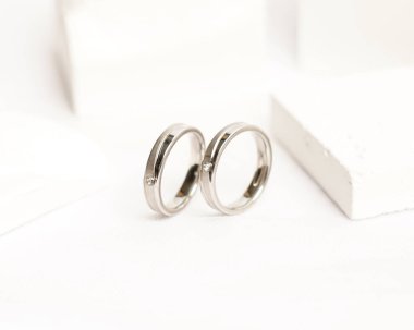 Sosyal medya gösterisi için elmas mücevher yüzüğü. Alyans beyaz taşın üzerinde fotoğraflandı. Mücevher taşlı nişan yüzüğü. Alyanslar parlak beyaz bir arkaplanda izole edilmiş, bulanık odaklı. Altın yüzük..