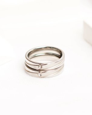 Sosyal medya gösterisi için elmas mücevher yüzüğü. Alyans beyaz taşın üzerinde fotoğraflandı. Mücevher taşlı nişan yüzüğü. Alyanslar parlak beyaz bir arkaplanda izole edilmiş, bulanık odaklı. Altın yüzük..