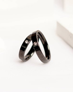 Sosyal medya gösterisi için elmas mücevher yüzüğü. Alyans beyaz taşın üzerinde fotoğraflandı. Mücevher taşlı nişan yüzüğü. Alyanslar parlak beyaz bir arkaplanda izole edilmiş, bulanık odaklı. Altın yüzük..