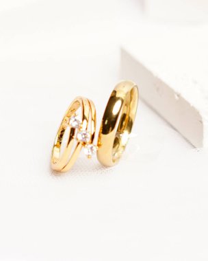 Sosyal medya gösterisi için elmas mücevher yüzüğü. Alyans beyaz taşın üzerinde fotoğraflandı. Mücevher taşlı nişan yüzüğü. Alyanslar parlak beyaz bir arkaplanda izole edilmiş, bulanık odaklı. Altın yüzük..