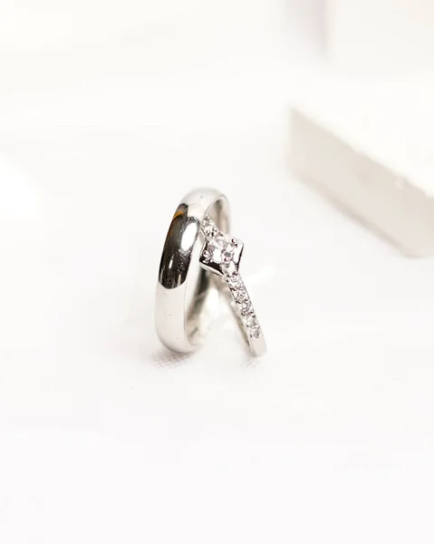 Diamantový Šperkařský Prsten Pro Zobrazení Sociálních Sítích Svatební Prsten Vyfocený — Stock fotografie