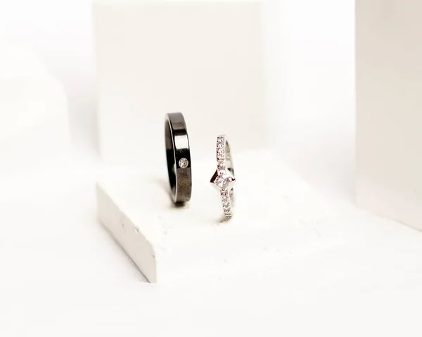 Gyémánt Ékszer Gyűrű Közösségi Médiában Jegygyűrűt Fehér Kőre Fotózták Eljegyzési — Stock Fotó