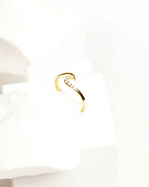 Diamantový Šperkařský Prsten Pro Zobrazení Sociálních Sítích Svatební Prsten Vyfocený — Stock fotografie