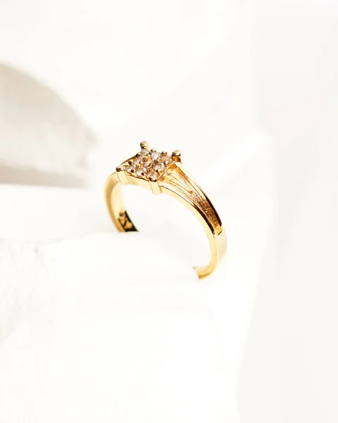 Diamentowy Pierścionek Wyświetlania Mediach Społecznościowych Obrączka Sfotografowana Białym Kamieniu Pierścień — Zdjęcie stockowe