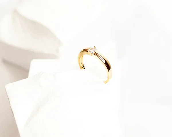 Gyémánt Ékszer Gyűrű Közösségi Médiában Jegygyűrűt Fehér Kőre Fotózták Eljegyzési — Stock Fotó