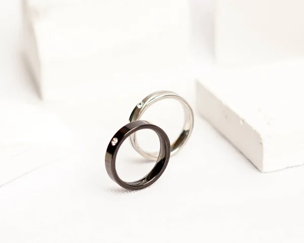 用于社交媒体展示的钻石戒指 婚戒在白石上拍照 订婚戒指上有宝石 结婚戒指孤立在明亮的白色背景上 焦点模糊不清 金戒指 — 图库照片