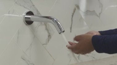 Sağlık protokollerine göre el yıkama sürecinin görüntüleri. COVID-19 salgını sırasında mikropların yayılmasını önlemek için ellerinizi düzgün bir şekilde yıkayın. Elini sabunla yıka..