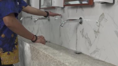 Sağlık protokollerine göre el yıkama sürecinin görüntüleri. COVID-19 salgını sırasında mikropların yayılmasını önlemek için ellerinizi düzgün bir şekilde yıkayın. Elini sabunla yıka..