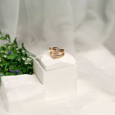 Doğa temalı nikah yüzüğü. Beyaz arka planda birkaç halka var. Elmas süslemeli nişan yüzüğü. Sokakta sergilemek için takı yüzükleri. Model şablonu için boş halkalar