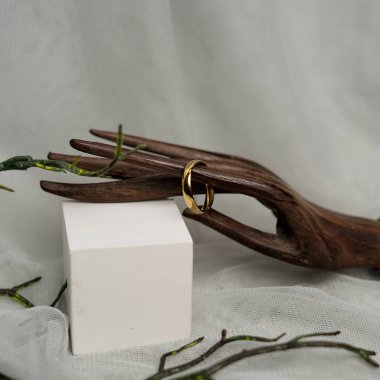 Doğa temalı nikah yüzüğü. Beyaz arka planda birkaç halka var. Elmas süslemeli nişan yüzüğü. Sokakta sergilemek için takı yüzükleri. Model şablonu için boş halkalar