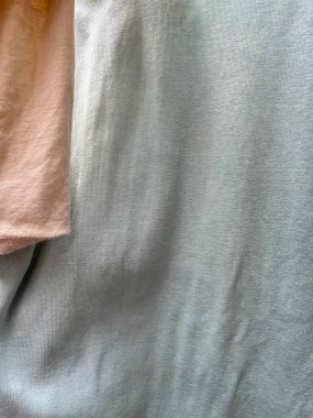 Güneşe maruz kalmış bir havlu bezi motifi. Warp yumuşak kumaş motifi. Renkli kumaşlar model tasarımlar için kullanılır. Bulanık kumaş detayları. Temiz havlular banyo için hazır..