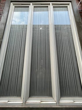 Soyut duvar dokusu. Ev dekorasyonu için bir duvar ya da çit konsepti. Tuğlalardan ve kumtaşından yapılmış minimalist bir ev. Duvarlar bitkilerle kaplı, doğal ve zarif bir izlenim bırakıyor.