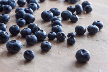 Çiğ taneli taze yaban mersini. Mutfak geçmişi. Yüzeyin derinliği (DOF)