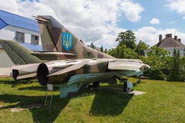 Lutsk, Ukrayna - 15 Haziran 2021: Eski Sovyet jet uçağı MIG-23. Terk edilmiş askeri teçhizat parkı