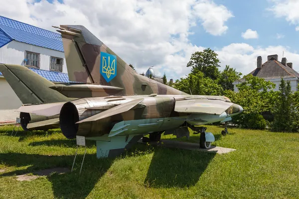 Lutsk, Ukrayna - 15 Haziran 2021: Eski Sovyet jet uçağı MIG-23. Terk edilmiş askeri teçhizat parkı