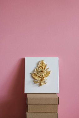 Beyaz bir tuvalde saman süslemesi. Yapraklı dal samandan yapılır. Dekor.