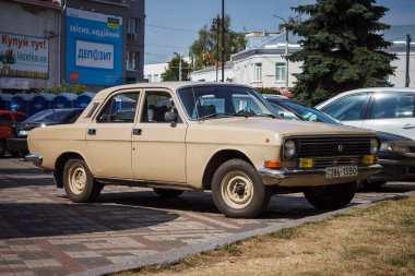 Lutsk, Ukrayna - 19 Mayıs 2020: Sovyet eski arabası Gaz-2410 Volga. Araba avluda park halinde.