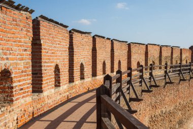 Bir ortaçağ kalesinin savunma duvarında. Lutsk Yüksek Şatosu, Lubart 'ın Kalesi olarak da bilinir. Ukrayna