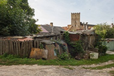 Ortaçağ şatosunun arka planındaki eski evler. Ukrayna