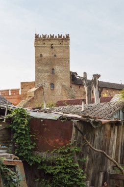 Ortaçağ şatosunun arka planındaki eski evler. Ukrayna