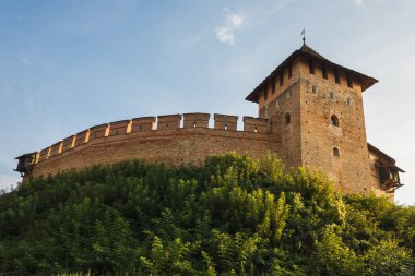 Ortaçağ kalesi gün batımında aydınlanır. Lutsk Yüksek Şatosu, Lubart 'ın Kalesi olarak da bilinir. Ukrayna 