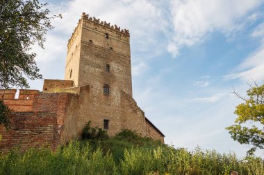 Ortaçağ kalesi gün batımında aydınlanır. Lutsk Yüksek Şatosu, Lubart 'ın Kalesi olarak da bilinir. Ukrayna 