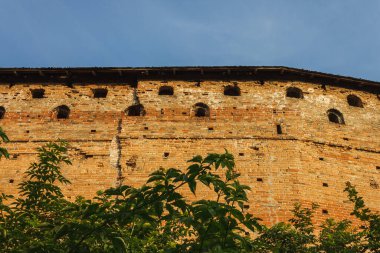 Ortaçağ kalesi gün batımında aydınlanır. Lutsk Yüksek Şatosu, Lubart 'ın Kalesi olarak da bilinir. Ukrayna