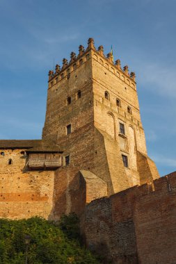 Ortaçağ kalesi gün batımında aydınlanır. Lutsk Yüksek Şatosu, Lubart 'ın Kalesi olarak da bilinir. Ukrayna
