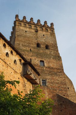 Ortaçağ kalesi gün batımında aydınlanır. Lutsk Yüksek Şatosu, Lubart 'ın Kalesi olarak da bilinir. Ukrayna