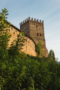 Ortaçağ kalesi gün batımında aydınlanır. Lutsk Yüksek Şatosu, Lubart 'ın Kalesi olarak da bilinir. Ukrayna