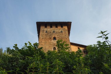 Ortaçağ kalesi gün batımında aydınlanır. Lutsk Yüksek Şatosu, Lubart 'ın Kalesi olarak da bilinir. Ukrayna