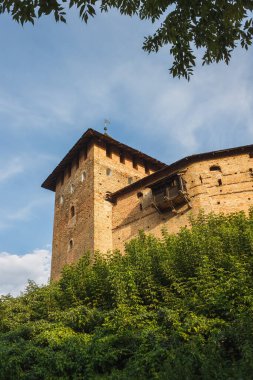 Ortaçağ kalesi gün batımında aydınlanır. Lutsk Yüksek Şatosu, Lubart 'ın Kalesi olarak da bilinir. Ukrayna