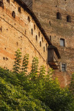 Ortaçağ kalesi gün batımında aydınlanır. Lutsk Yüksek Şatosu, Lubart 'ın Kalesi olarak da bilinir. Ukrayna
