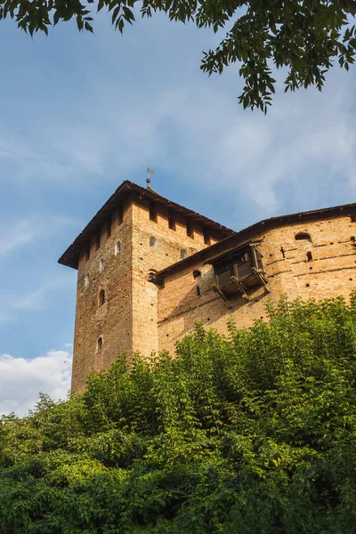 Ortaçağ kalesi gün batımında aydınlanır. Lutsk Yüksek Şatosu, Lubart 'ın Kalesi olarak da bilinir. Ukrayna