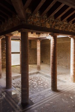 Pompeii, İtalya - 16 Ekim 2013: Pompei antik kentinde sütunları ve mozaik zeminiyle iç mekan. Parça