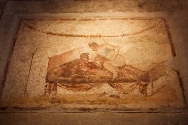 Pompeii 'nin Casa delle Lupanare' sinin duvarlarında seksi sahneler olan bir fresk. İtalya.