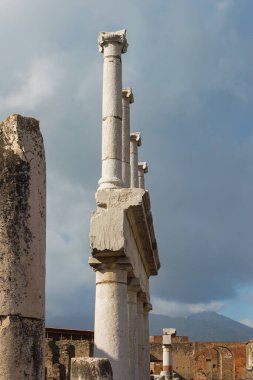Mavi gökyüzü arka planında antik mermer sütunlar. Pompei 'nin antik kalıntıları