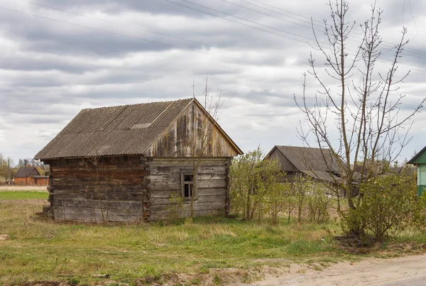 Opuštěný Starý Dřevěný Dům Mezi Stromy Venkovská Jarní Krajina — Stock fotografie