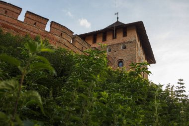 Ortaçağ kalesi gün batımında aydınlanır. Lutsk Yüksek Şatosu, Lubart 'ın Kalesi olarak da bilinir. Ukrayna