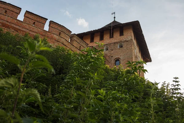 Ortaçağ kalesi gün batımında aydınlanır. Lutsk Yüksek Şatosu, Lubart 'ın Kalesi olarak da bilinir. Ukrayna