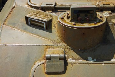 Eski Sovyet zırhlı personel taşıyıcısının detayları. Askeri yeşil kamuflaj metal arka planı