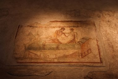 Pompeii 'nin Casa delle Lupanare' sinin duvarlarında seksi sahneler olan bir fresk. İtalya.