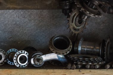 Garajdaki bir raftaki bisiklet için metal parçalar. Yakın plan.