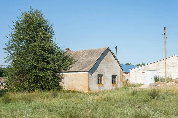 Покинутий Цегляний Будинок Розбитими Вікнами — стокове фото