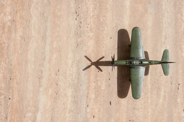 详细说明了飞机战斗机的比例模型 塑料组装包 顶部视图 复制空间 — 图库照片