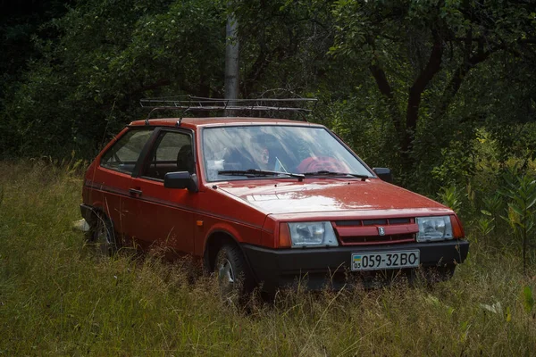 スタラ ヴィシェフカ ウクライナ 2019年6月19日 赤い色の車が田舎の庭に駐車されています ヴァズ2109 — ストック写真