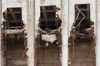 Yok edilmiş endüstriyel bina. Parça