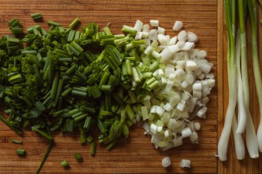 Salata için dilimlenmiş taze soğan. Mutfak geçmişi. Üst görünüm