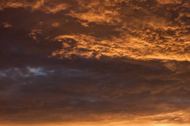 Akşam gökyüzünde bulutlar. Gün batımı Yakın plan